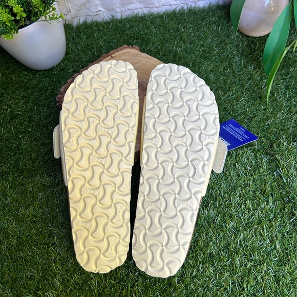 BIRKENSTOCK
Madrid Big Buckle
Natural Leather Patent
Yellow/High Shine Butter - Picture 11 of 17